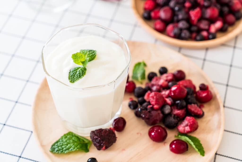 Probiotics-rich yoghourt/kefir for healthy gut.